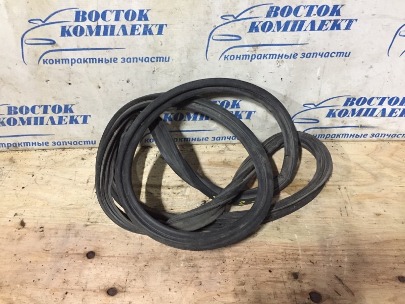 Уплотнитель Toyota Vitz SCP90 2SZ-FE зад