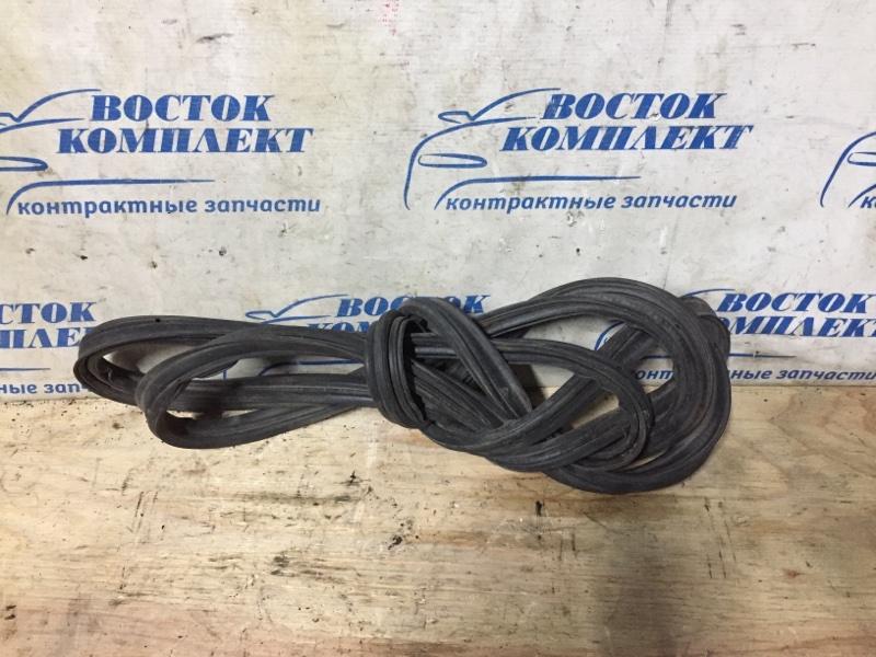 Уплотнитель Honda Mobilio Spike GK1 L15A зад