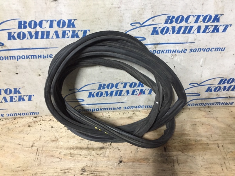Уплотнитель Nissan Stagea WGNC34 RB25DE зад
