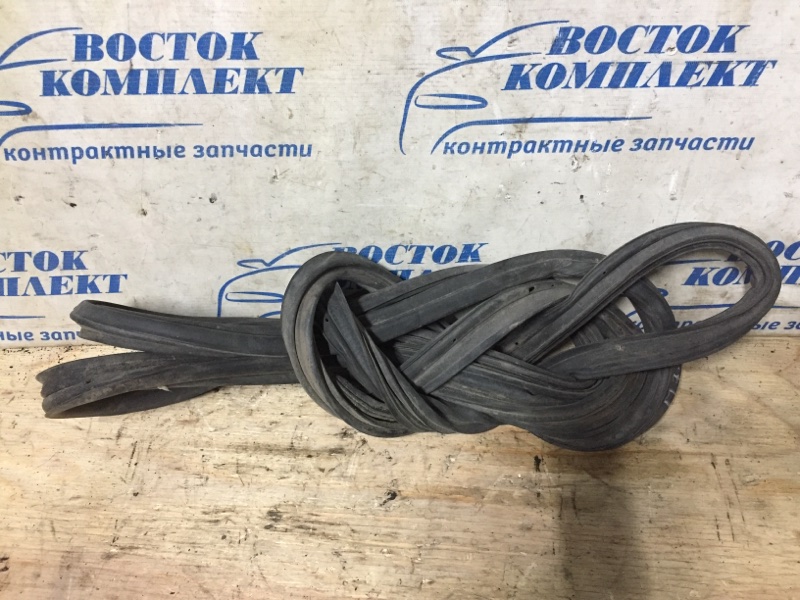 Уплотнитель Toyota Estima ACR40W 2AZ-FE зад