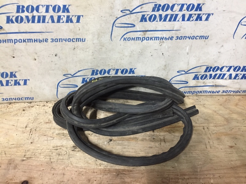 Уплотнитель Suzuki MR Wagon MF21S K6A зад