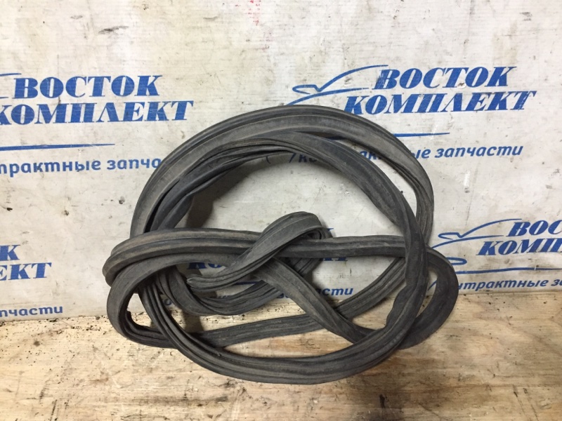 Уплотнитель Daihatsu Boon M300S 1KR-FE зад