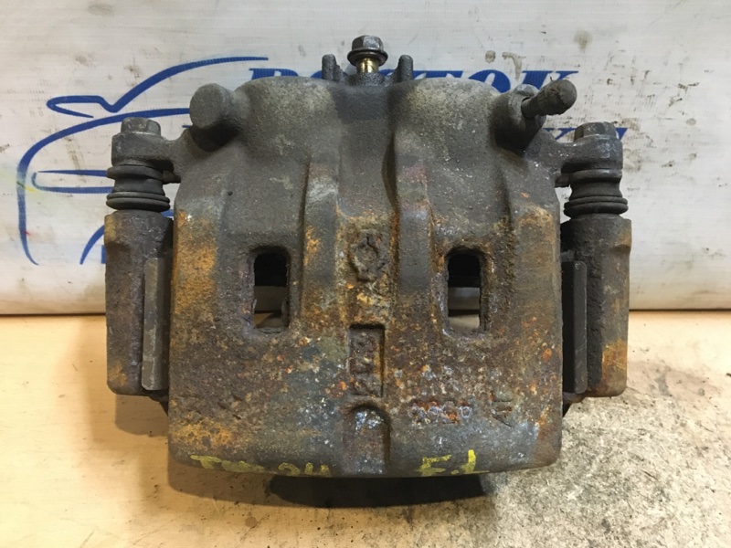 Суппорт Nissan Serena TNC24 перед лев