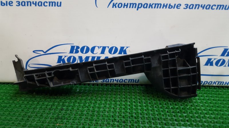 Клипса бампера Toyota Hiace TRH200K 1TR-FE перед прав