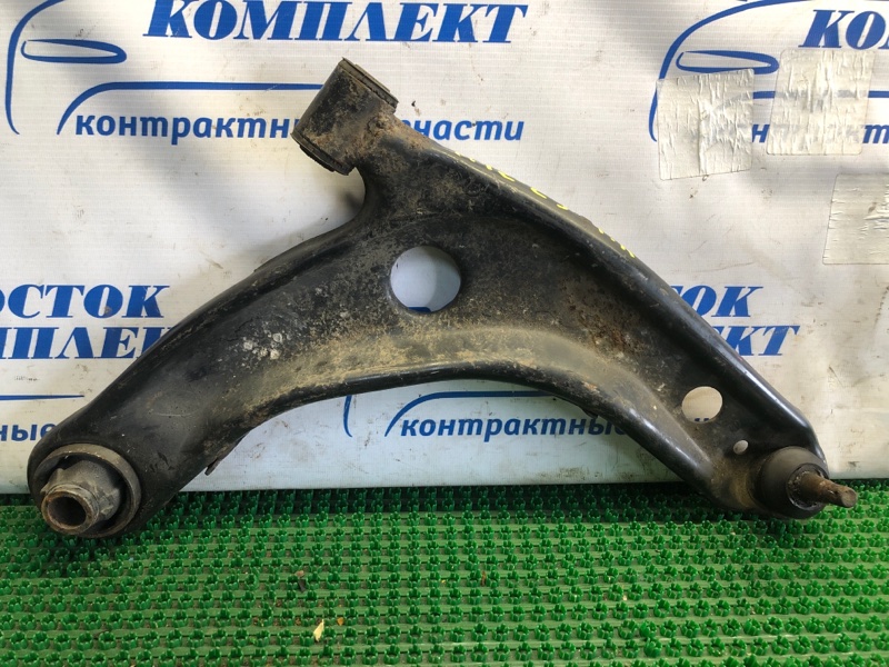 Рычаг подвески Toyota Vitz SCP90 2SZ-FE перед прав