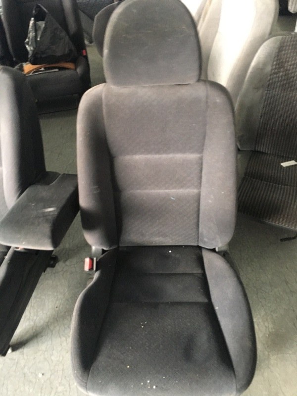 Сиденья Honda Civic EU2 D17A перед