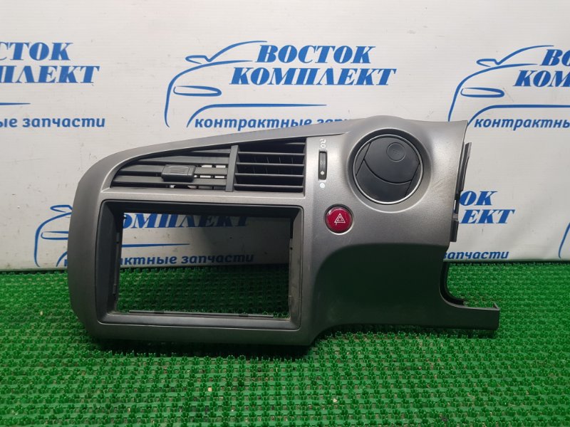 Рамка магнитофона Honda Stream RN8 R20A