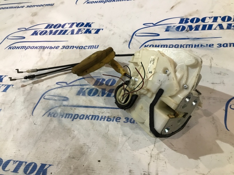 Замок дверной Mazda Demio DE3FS ZJ-VE перед лев