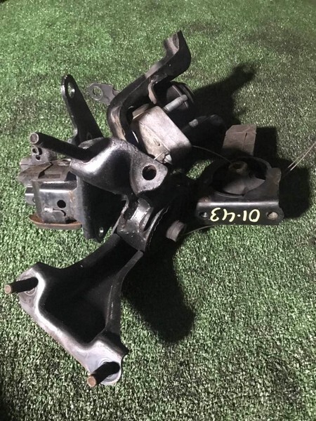 Подушка двигателя Toyota Wish ZNE10G 1ZZ-FE перед