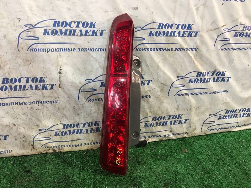 Фонарь стоп-сигнала Toyota Isis ZGM10G 2ZR-FAE лев