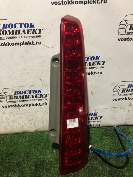 Фонарь стоп-сигнала Toyota Isis ZNM10W 1ZZ-FE прав