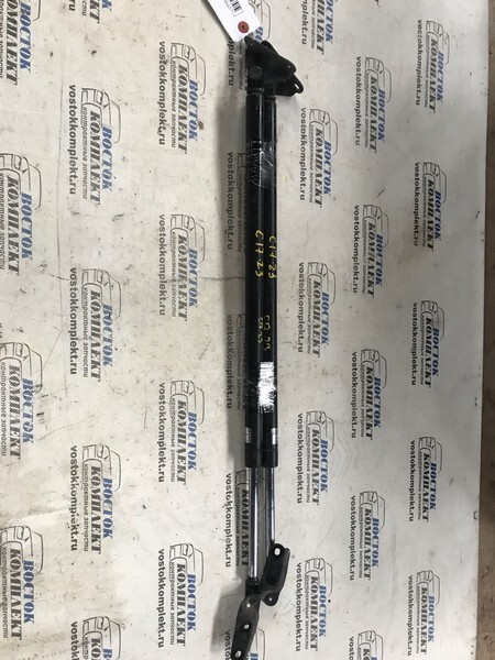 Амортизатор багажника Toyota Voxy 2005 AZR60G 1AZ-FSE