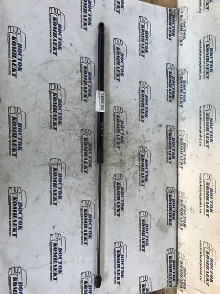 Амортизатор багажника Volkswagen Golf  CAVD перед