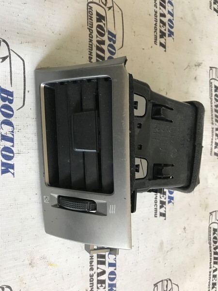 Дефлектор воздушный Nissan Tiida 2008 C11 HR15DE прав