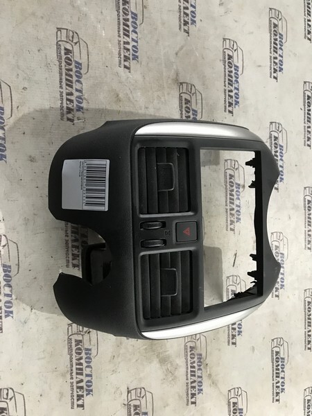 Рамка магнитофона Nissan Latio 2012 N17 HR12DE