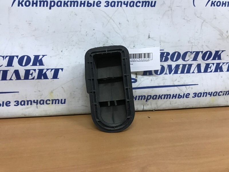 Решетка вентиляции в багажник Daihatsu Boon Luminas M502G 3SZ-FE лев