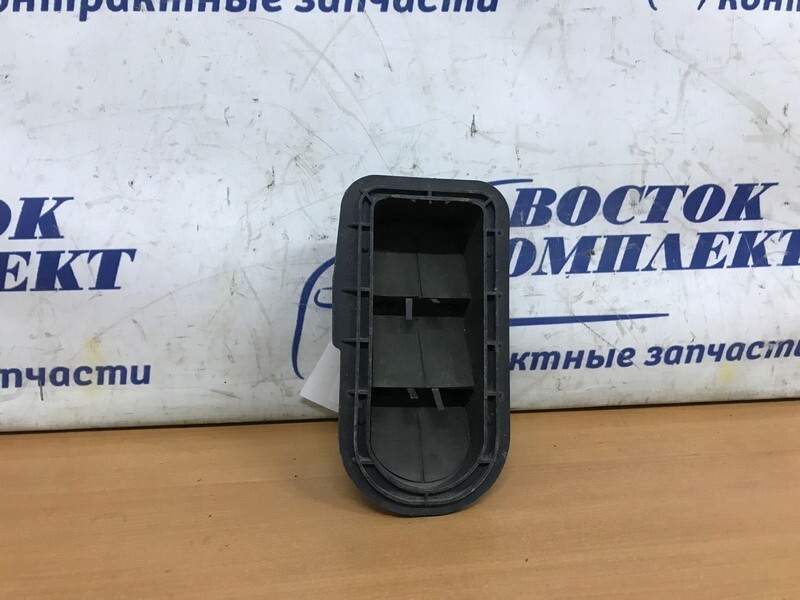 Решетка вентиляции в багажник Daihatsu Boon Luminas M502G 3SZ-FE прав