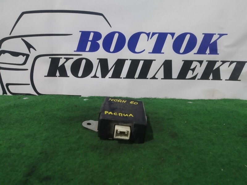 Блок управления дверьми Toyota Noah AZR60G