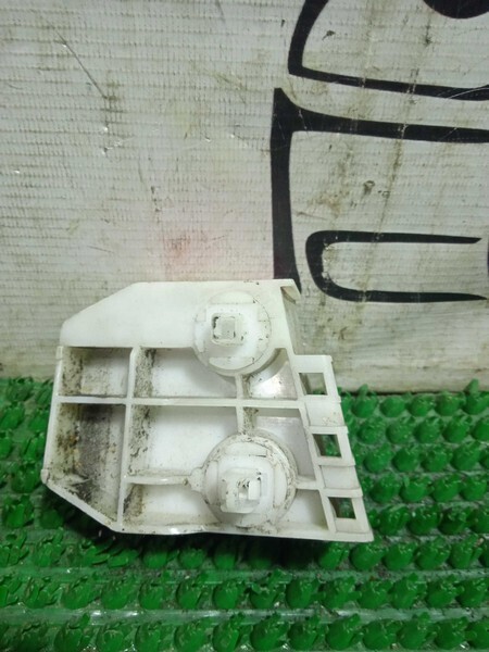 Клипса бампера Toyota Ractis NCP100 1NZ-FE зад лев