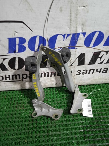 Петля капота Nissan Serena TC24 QR20DE