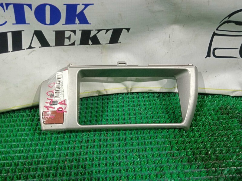 Рамка магнитофона Toyota Ractis NCP100 1NZ-FE