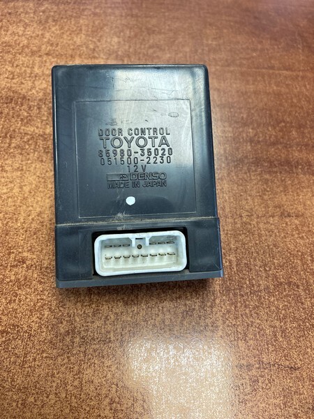Блок управления дверьми Toyota Hilux Surf LN130W 2L-TE