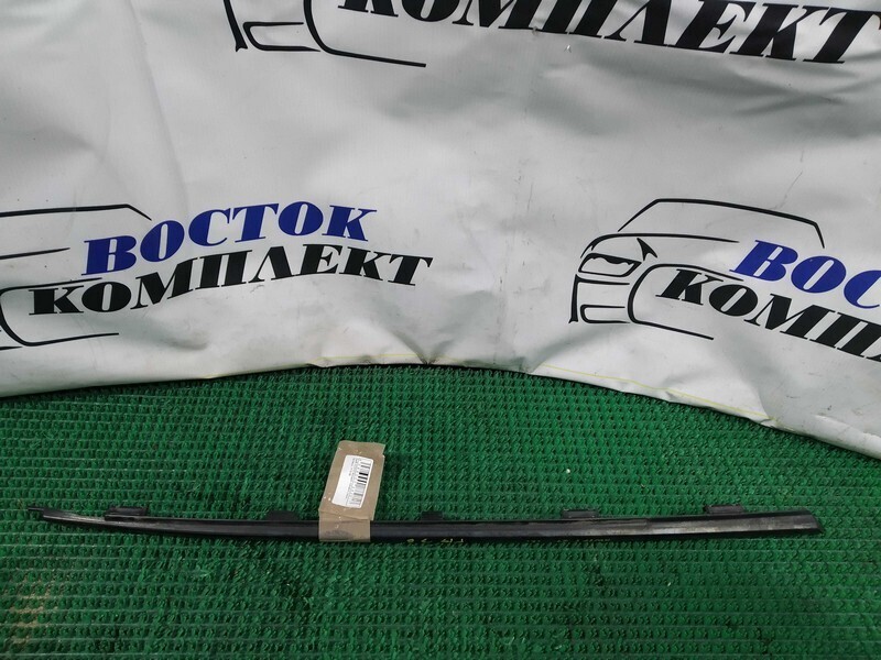 Молдинг лобового стекла Suzuki Swift ZC21S M15A лев