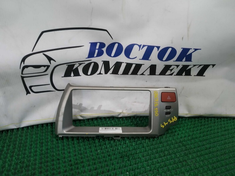 Рамка магнитофона Toyota Ractis SCP100 2SZ-FE