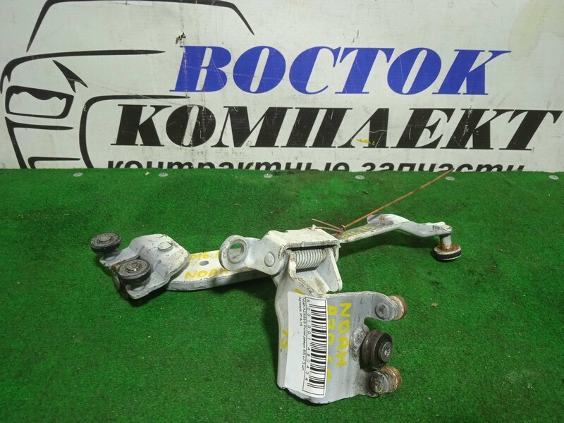 Ролик двери Toyota Noah AZR65 1AZ-FSE зад прав