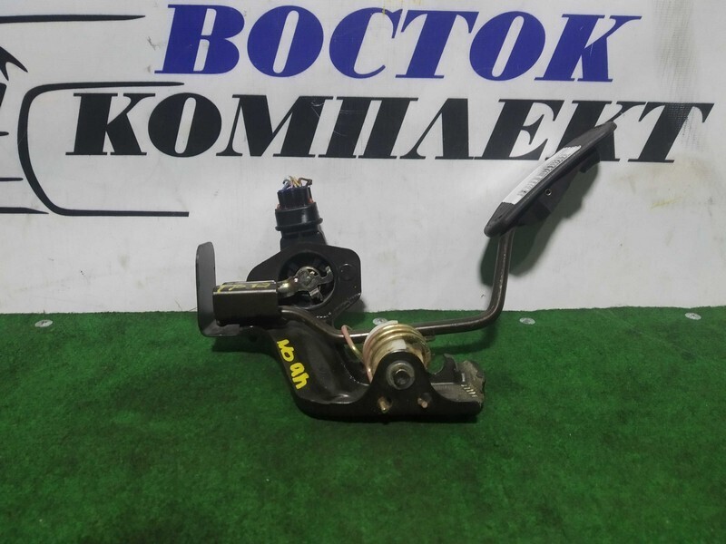 Педаль газа Toyota Noah AZR65 1AZ-FSE
