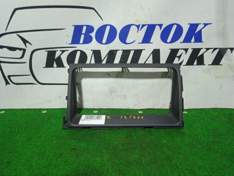 Рамка магнитофона Toyota Isis ZGM15 2ZR-FAE