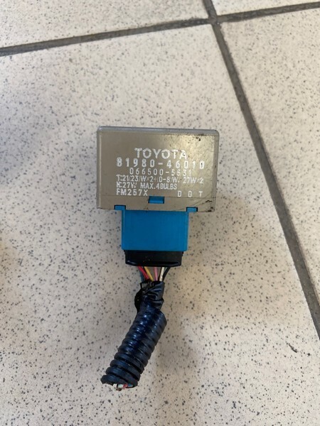 Реле поворотов Toyota Vitz SCP90 2SZ-FE