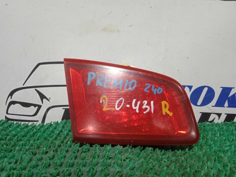 Фонарь вставка багажника Toyota Premio ZZT240 прав