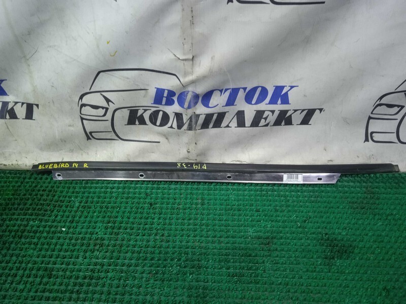 Молдинг лобового стекла Nissan Bluebird EU14 SR18DE прав