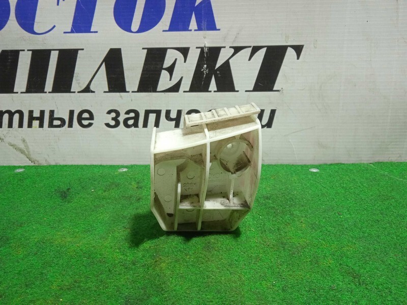 Клипса бампера Toyota Ractis SCP100 2SZ-FE зад прав