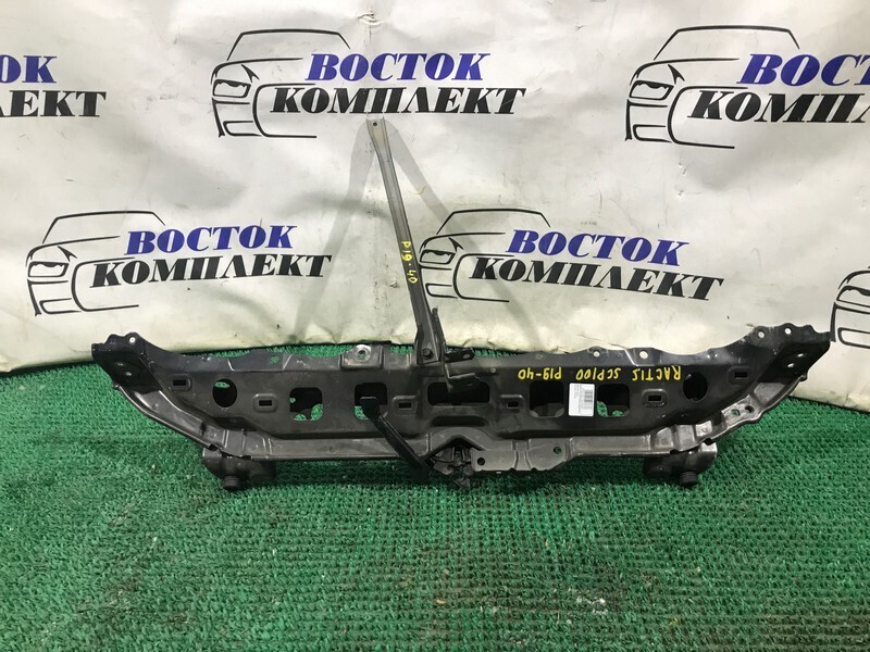Рамка радиатора Toyota Ractis SCP100 2SZ-FE