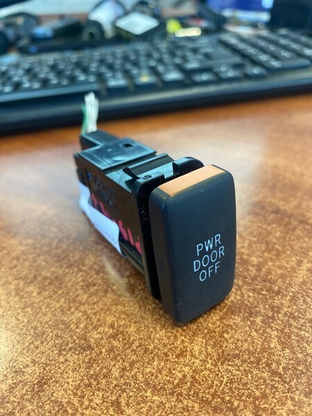 Кнопка открывания двери Toyota Porte NNP10 2NZ-FE