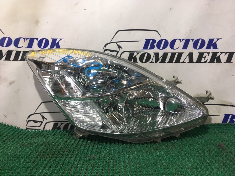 Фара Toyota Isis ZNM10G 1ZZ-FE прав