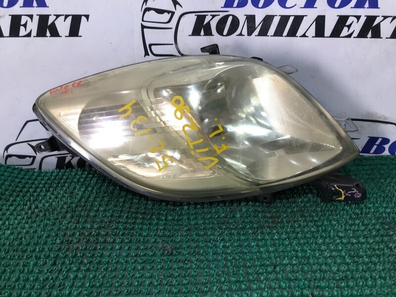 Фара Toyota Vitz SCP90 лев