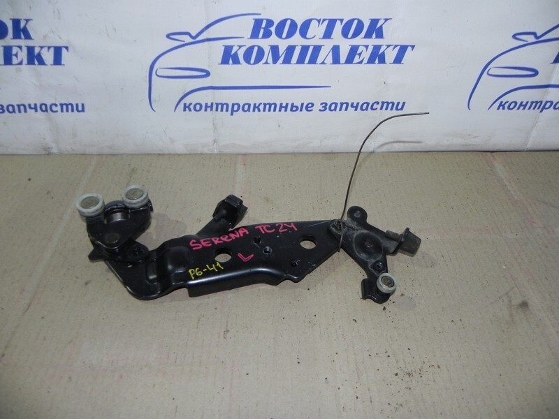 Ролик двери Nissan Serena TC24 QR20DE зад лев