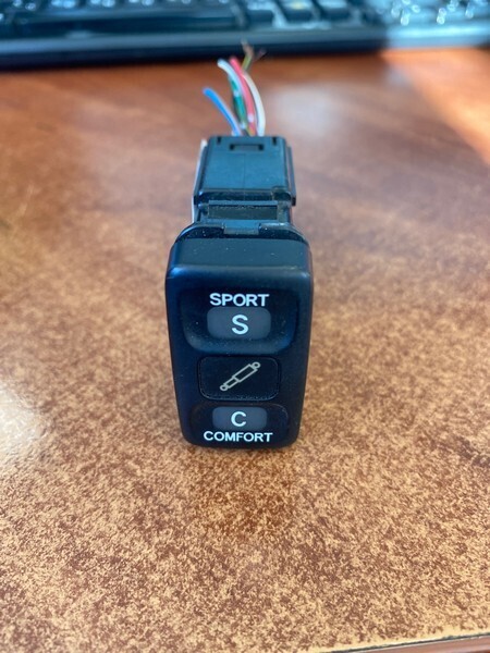 Кнопка режимов подвески Toyota Voxy AZR60G 1AZ-FSE