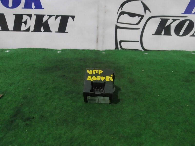 Блок управления дверьми Nissan Liberty RM12 QR20DE