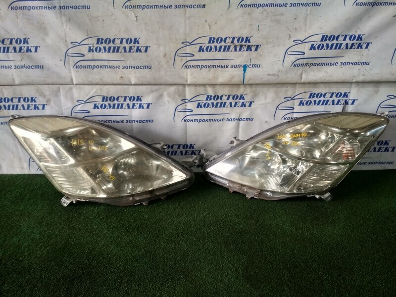 Фара Toyota Isis ZNM10G 1ZZ-FE прав