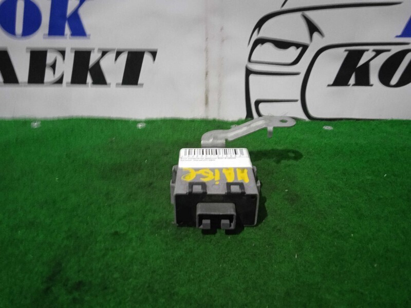 Блок управления дверьми Toyota Hiace KZH106W