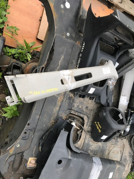 Обшивка стойки кузова Mitsubishi Pajero iO 2000 H77W 4G94 прав