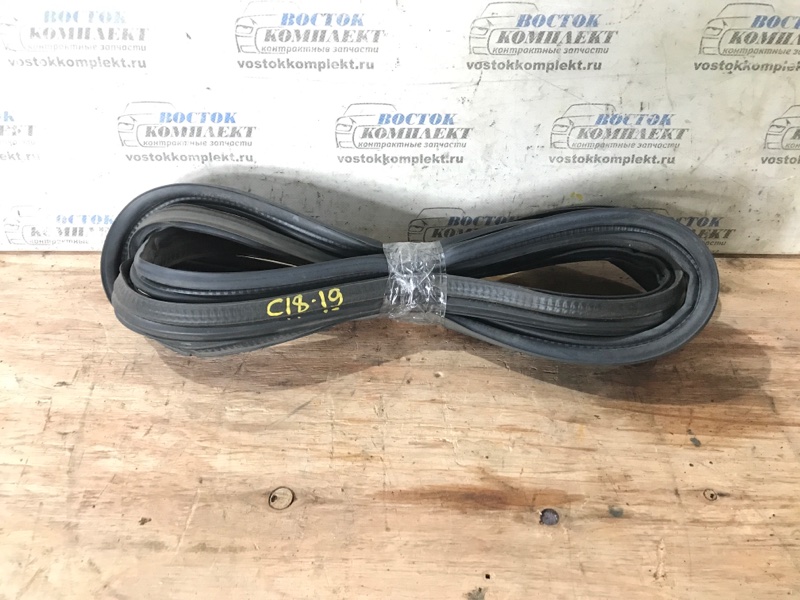 Уплотнительная резинка двери багажника Nissan Serena C25 MR20DE