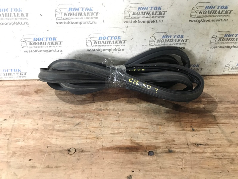 Уплотнительная резинка двери багажника Mazda Demio 2004 DY3W ZJ-VE