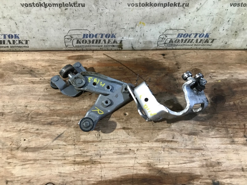 Ролик двери Toyota Noah 2005 AZR65G 1AZ-FSE прав