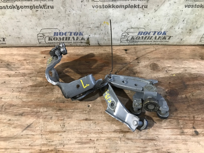 Ролик двери Toyota Noah 2005 AZR65G 1AZ-FSE лев