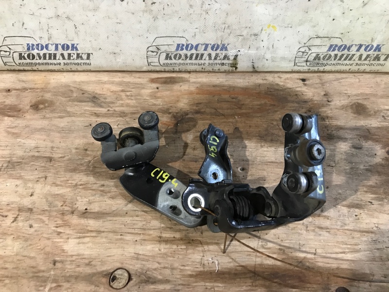 Ролик двери Toyota Noah 2005 AZR60 1AZ-FSE зад прав